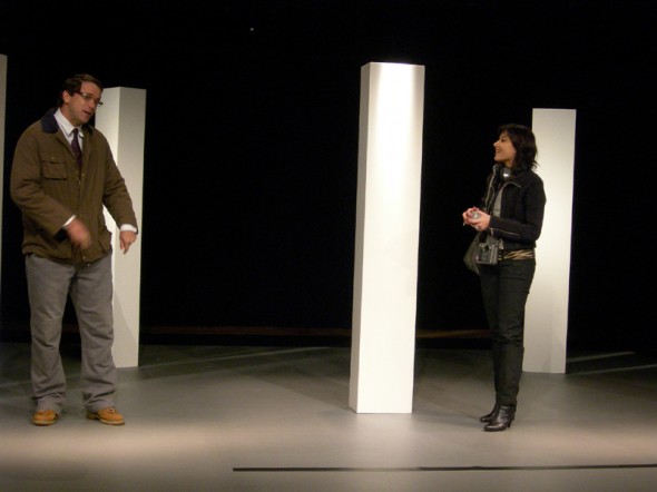 Cenário da peça A forma das coisas. Atores: Pedro Osório e Carol Portes.