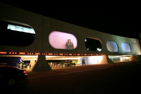 Em Onochord, na fachada do CCBB DF, um painel de LED reforça o texto da artista