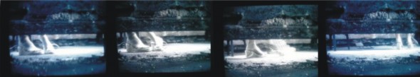 Imagem 12: Fendas nas paredes e assoalho permitiram que a câmera fizesse planos dos pés que passavam pelos ambientes da casa abandonada