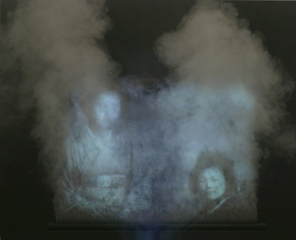 Fotografias são projetadas na fumaça que preenche o espaço em tempos regulares em Experiência de Cinema