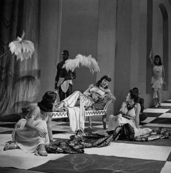 César e Cleópatra (1944). Em cena: Dulcina de Moraes e elenco. Foto: Carlos Moskovics.
