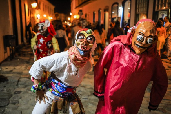 Mascarados no cortejo final. Foto: Ratão Diniz.